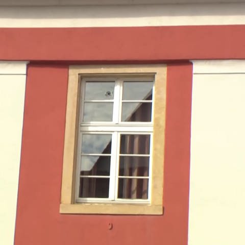 Einschussloch im Fenster