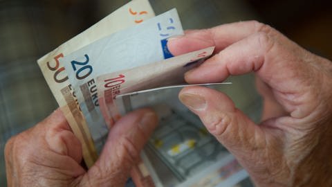 Eine ältere Frau zählt Geld. Reicht die Rente? (Foto: dpa Bildfunk, Marijan Murat/dpa)