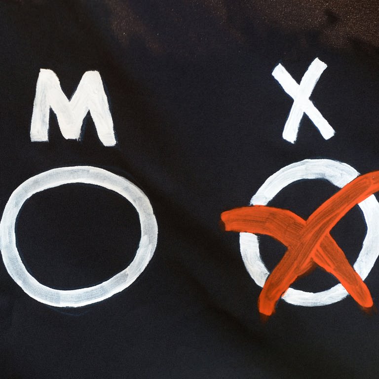 Drei Möglichkeiten für einen Geschlechtseintrag - "W", "M" und "X" - sind auf einem Banner der Initiative «dritte Option» zu sehen.  (Foto: dpa Bildfunk, Peter Steffen)