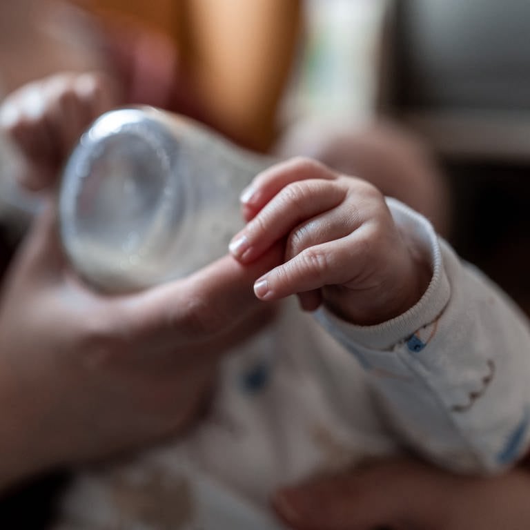 Ein Baby wird mit einer Flasche gefüttert (Foto: dpa Bildfunk, picture alliance/dpa | Fabian Strauch)