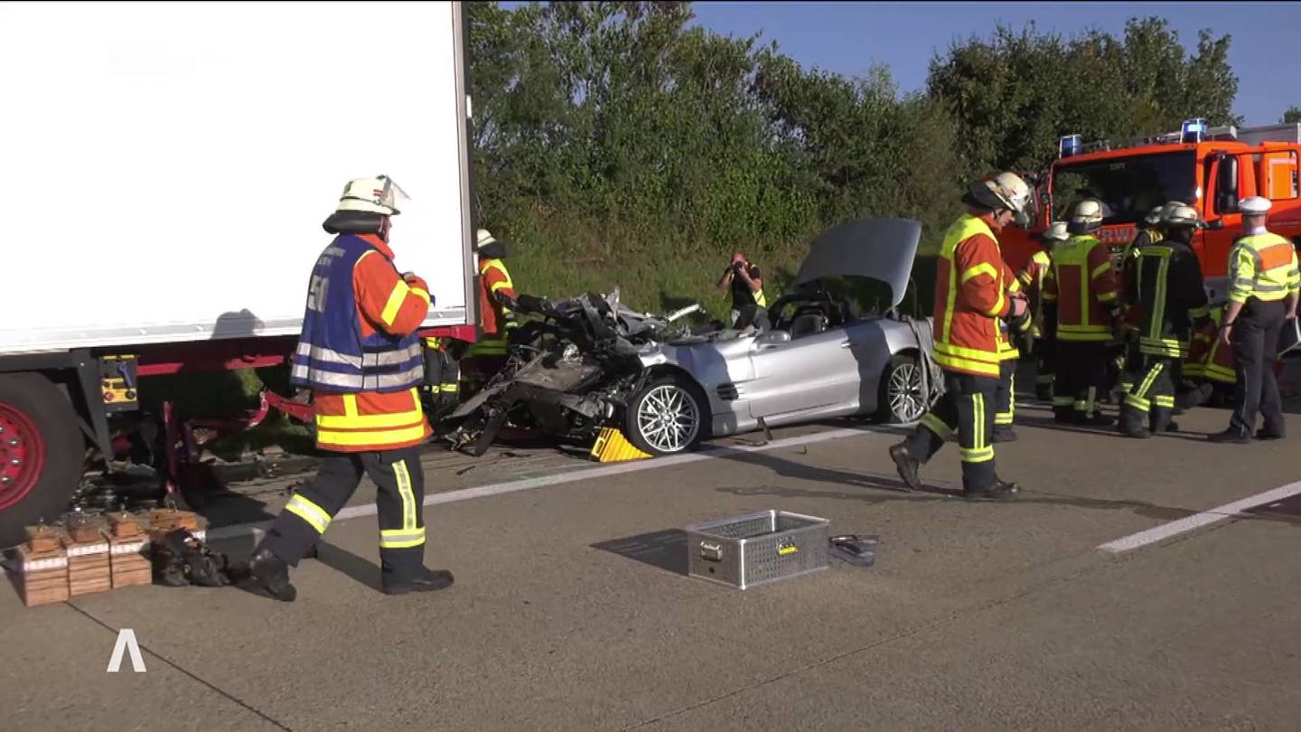 Tödlicher Unfall auf der A7 bei Aalen: Lkw schleift Auto mit (Foto: SWR)