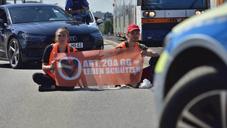Aktivisten der Letzten Generation blockieren die Konrad Adenauer Brücke zwischen Mannheim und Ludwigshafen.