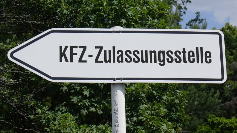 Wegweiser zur Kfz-Zulassungsstelle. (Foto: IMAGO, IMAGO / Steinach)