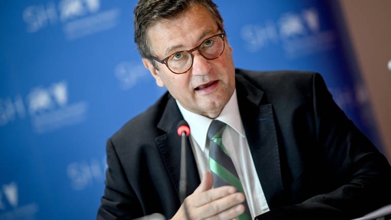 Peter Hauk (CDU), Minister für Ernährung, Ländlichen Raum und Verbraucherschutz von Baden-Württemberg, spricht bei einer Pressekonferenz. 