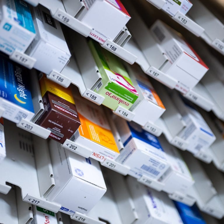  Zahlreiche Medikamente, darunter auch verschreibungspflichtige Mittel, liegen in einem Ausgabeautomaten in einer Apotheke.  (Foto: dpa Bildfunk, Picture Alliance)