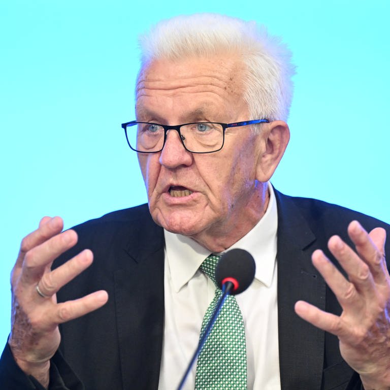  Winfried Kretschmann (Bündnis 90Die Grünen), Ministerpräsident von Baden-Württemberg, spricht auf der ersten Regierungspressekonferenz nach den Sommerferien im Landtag zu Journalisten. 