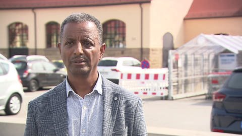 Der Vorsitzende des Zentralrats der Eritreer, Johannys Russom, im Interview mit dem SWR nach den Ausschreitungen in Stuttgart