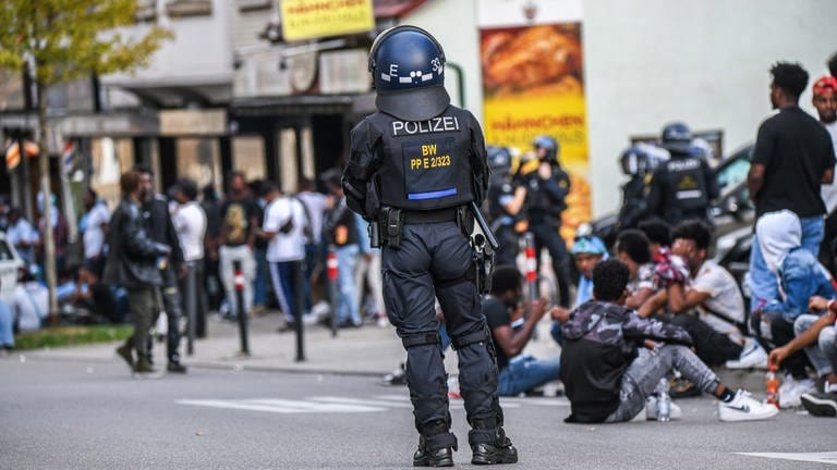 Ein Polizist steht nach Ausschreitungen bei einer Eritrea-Veranstaltung auf der Straße.