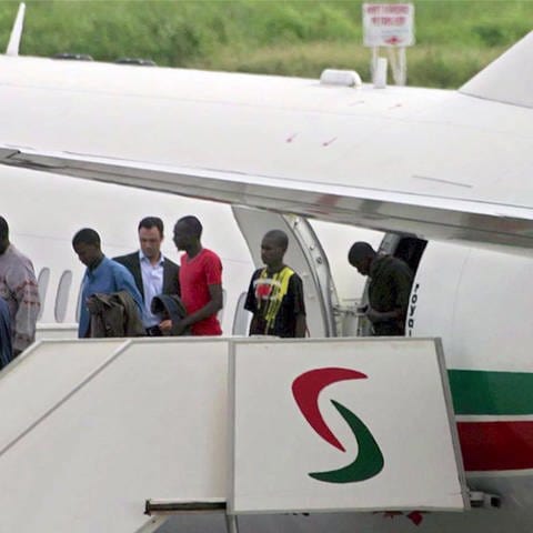 Flüchtlinge steigen aus dem Flugzeug