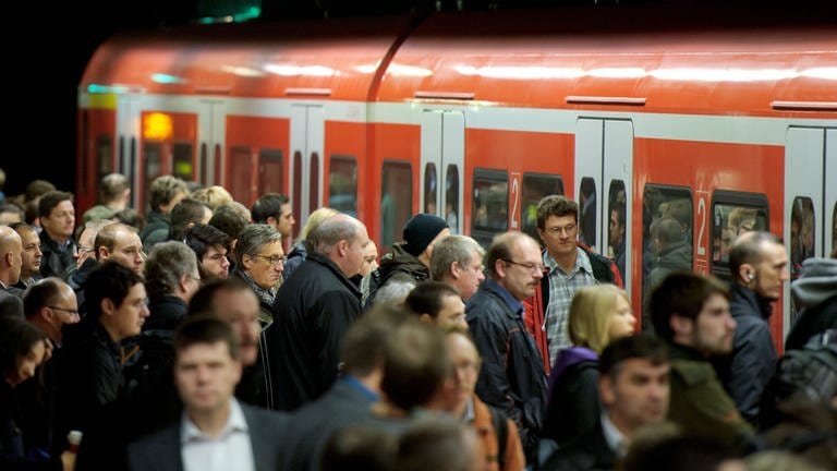 Großer Andrang herrscht bei einer S-Bahn in der Stuttgarter Innenstadt. (Foto: dpa Bildfunk, picture alliance / dpa / Michele Danze)