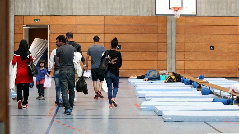 Symbolbild: Erstaufnahmeeinrichtung für Fluechtlinge in einer Augsburger Turnhalle. (Foto: IMAGO, epd)