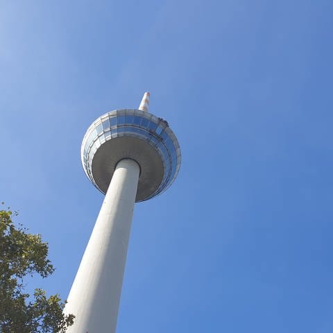Der Fernmeldeturm in Mannheim ragt in den blauen Himmel.