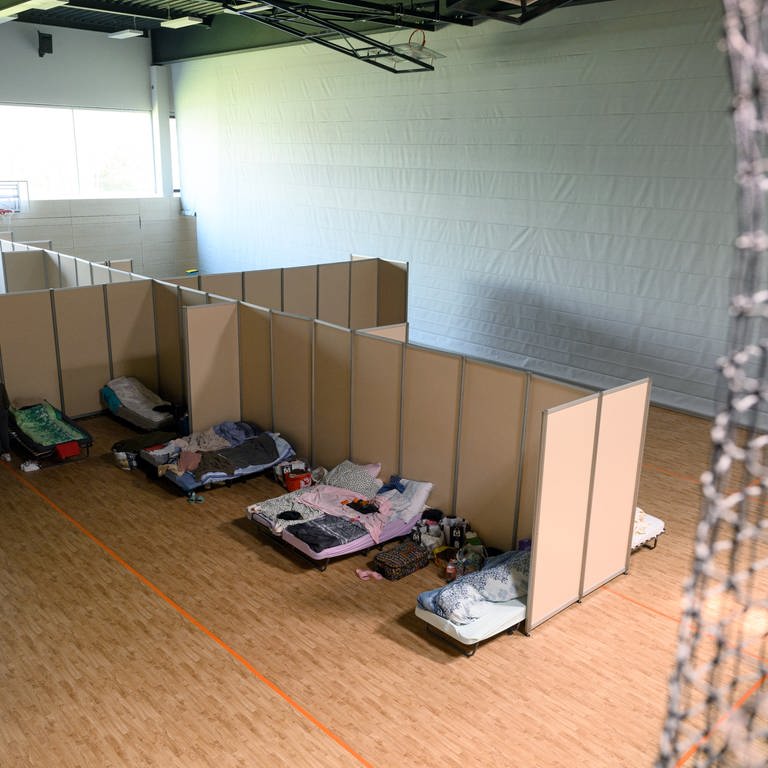 Blick in die Turnhalle des Gymnasiums Bürgerwiese, die derzeit als Notunterkunft für geflüchtete Menschen aus der Ukraine genutzt wird.