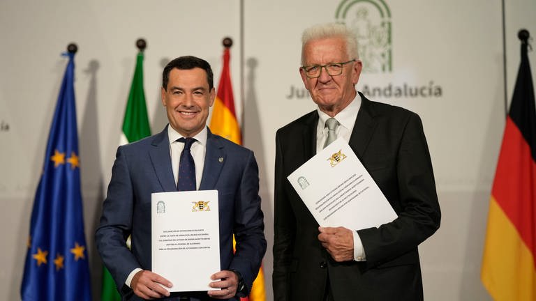 Winfried Kretschmann (Grüne, r), Ministerpräsident von Baden-Württemberg, und Juan Manuel Moreno Bonilla, Regionalpräsident von Andalusien, nach der Unterzeichnung einer Klima- und Energiepartnerschaft. (Foto: dpa Bildfunk, Picture Alliance)
