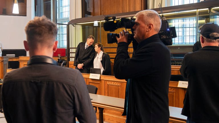 Journalisten stehen vor Beginn eines Prozesses wegen eines Einbruchs mit Millionenbeute in einem Berliner Tresorraum im Gerichtssaal.