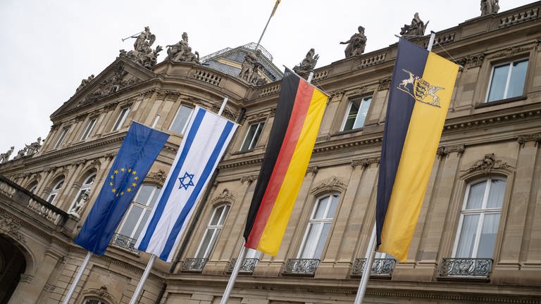 Die Flagge Israels hängt vor dem Neuen Schloss zwischen den Flaggen der EU, Deutschlands und Baden-Württembergs.