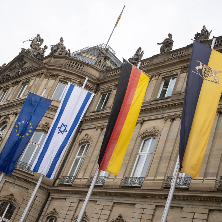 Die Flagge Israels hängt vor dem Neuen Schloss zwischen den Flaggen der EU, Deutschlands und Baden-Württembergs. (Foto: dpa Bildfunk, picture alliance/dpa | Marijan Murat)