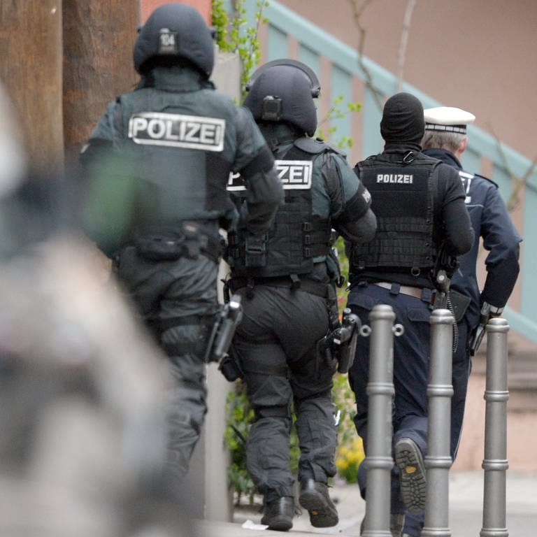 Polizeikräfte eines Sondereinsatzkommandos laufen bei einem Einsatz in Stuttgart zu einem Hauseingang, um ein Gebäude zu durchsuchen (Archivbild). (Foto: dpa Bildfunk, picture alliance / dpa | Bernd Weissbrod)