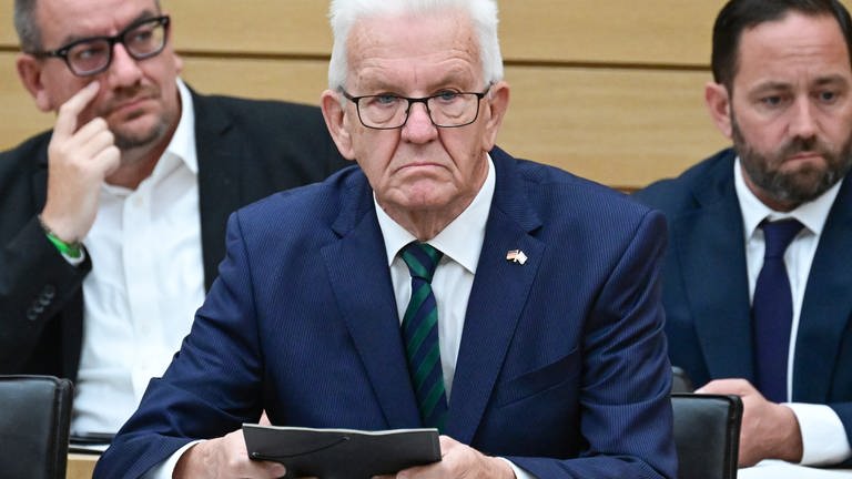 Winfried Kretschmann (Grüne), Ministerpräsident von Baden-Württemberg, sitzt im Landtag von Baden-Württemberg im Rahmen einer Debatte über Antisemitismus auf der Regierungsbank.