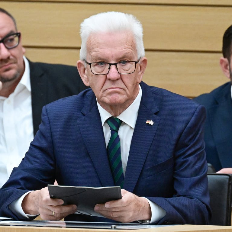 Winfried Kretschmann (Grüne), Ministerpräsident von Baden-Württemberg, sitzt im Landtag von Baden-Württemberg im Rahmen einer Debatte über Antisemitismus auf der Regierungsbank. (Foto: dpa Bildfunk, picture alliance/dpa | Bernd Weißbrod)