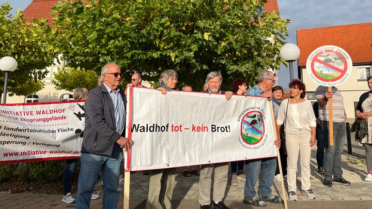 Menschen protstieren gegen den KSK-Absprungplatz auf dem Waldhof in Geislingen