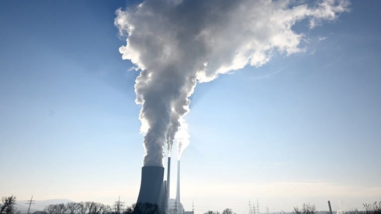 Wolken aus dem Kühlturm und den Schornsteinen des Kohlekraftwerks bei Neckarsulm werden von der Sonne angestrahlt. (Foto: dpa Bildfunk, picture alliance/dpa | Bernd Weißbrod)
