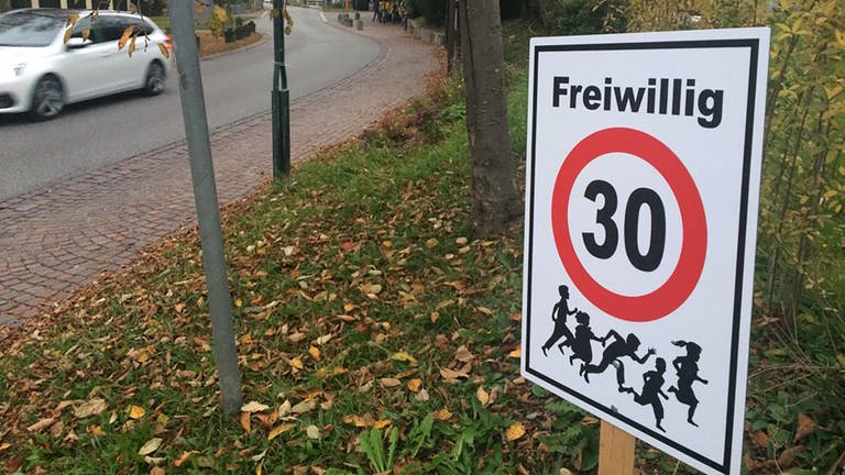 Ein «Freiwillig-Tempo-30»-Schild steht an einer Straße in der Gemeinde Gaienhofen im Kreis Konstanz. 
