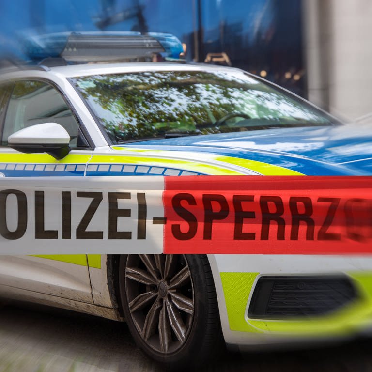Symbolbild: Polizeiabsperrung mit Polizeiauto im dahinter  (Foto: IMAGO, IMAGO / Herrmann Agenturfotografie)
