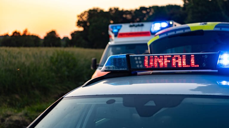 : Ein Einsatzfahrzeug, Streifenwagen, der Polizei steht mit Blaulicht und dem Schriftzug Unfall im Display an einem Unfallort.  (Foto: IMAGO, IMAGO / Fotostand)