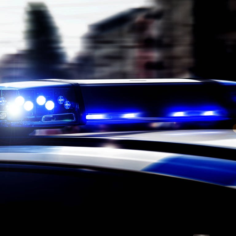 Symbolbilder - Polizei Blaulicht - 2023 Ein Einsatzfahrzeug der Polizei, Streifenwagen mit Blaulicht in München