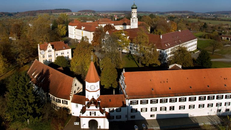 Die undatierte Luftaufnahme zeigt das barocke Kloster Bad Schussenried (Kreis Biberach).  (Foto: dpa Bildfunk, Schlösser Und Gärten/gerha)