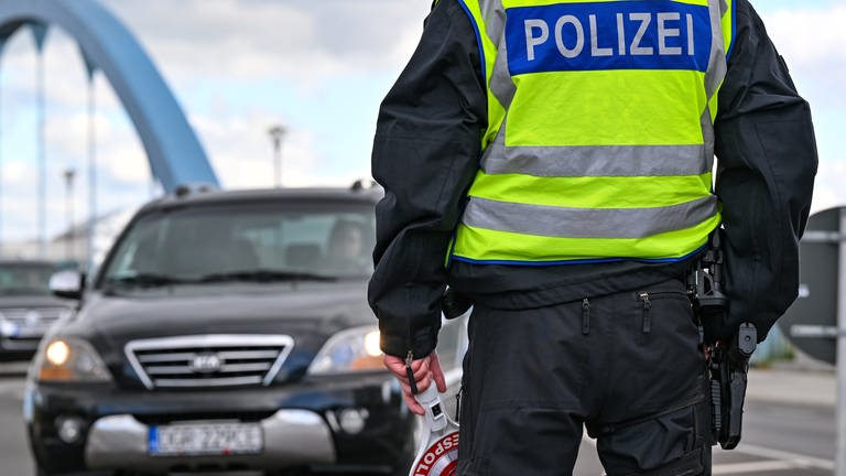 Die Bundespolizei kontrolliert den Einreiseverkehr an einer Grenze. Mit der Entscheidung von Bundesinnenministerin Nancy Faeser (SPD) vom 16.10.2023 sind vorübergehend Binnengrenzkontrollen eingeführt worden.  (Foto: dpa Bildfunk, picture alliance/dpa | Patrick Pleul)