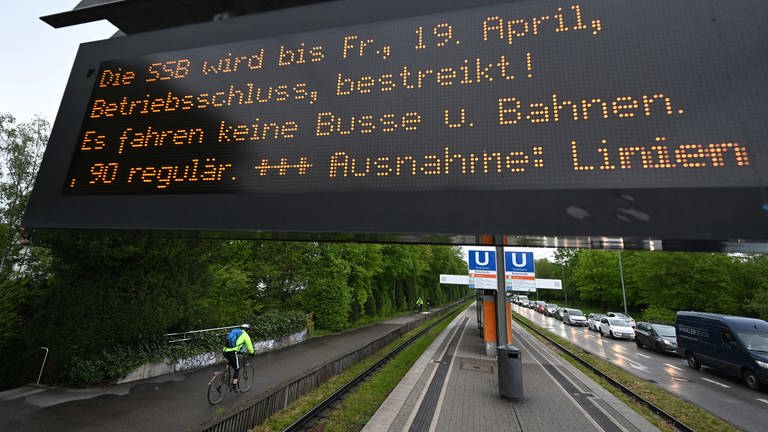 Auf einer Anzeigetafel an einer Bahnhaltestelle steht eine Streikankündigung der SSB. Bis zum 19. April wird der Nahverkehr bestreikt. (Foto: dpa Bildfunk, picture alliance/dpa | Bernd Weißbrod)