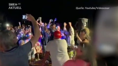 Handybild von der Party am See mit Gästen am Feiern (Foto: SWR)