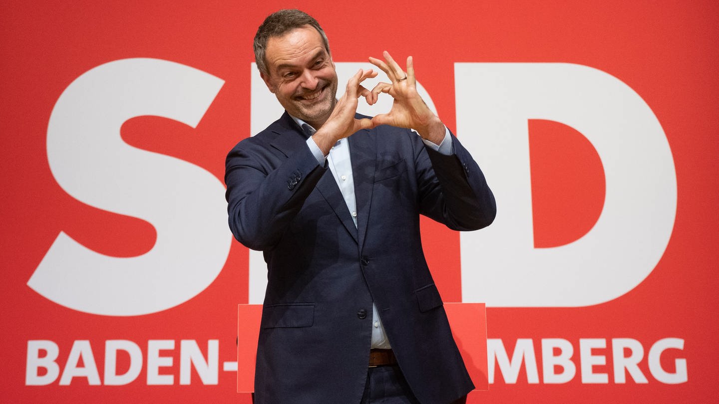 Rene Repasi (SPD), Mitglied des Europäischen Parlaments, formt beim Landesparteitag der SPD Baden-Württemberg ein Herz mit seinen Händen. (Foto: dpa Bildfunk, picture alliance/dpa | Marijan Murat)