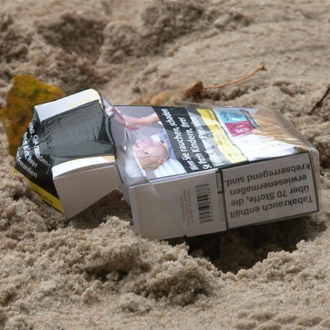 Zigarettenschachtel im Spielplatzsand (Foto: SWR)