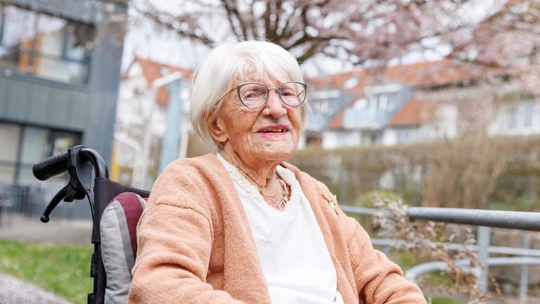 Charlotte Kretschmann ist mit 113 Jahren die älteste Frau in Baden-Württemberg. Sie verbringt den Alltag nicht nur mit den Enkeln und fernen Verwandten, sondern lässt die Welt über die sozialen Medien daran teilhaben. Mit ihren fast 13.000 Followern teilt die 113-Jährige immer mal wieder Schnappschüsse aus ihrem Leben.