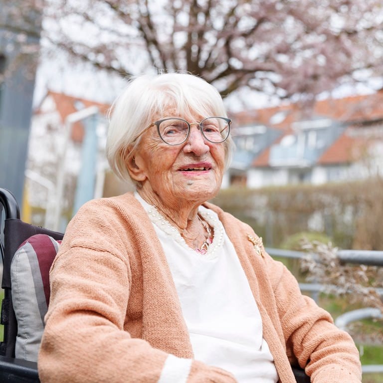 Charlotte Kretschmann ist mit 113 Jahren die älteste Frau in Baden-Württemberg. Sie verbringt den Alltag nicht nur mit den Enkeln und fernen Verwandten, sondern lässt die Welt über die sozialen Medien daran teilhaben. Mit ihren fast 13.000 Followern teilt die 113-Jährige immer mal wieder Schnappschüsse aus ihrem Leben.
