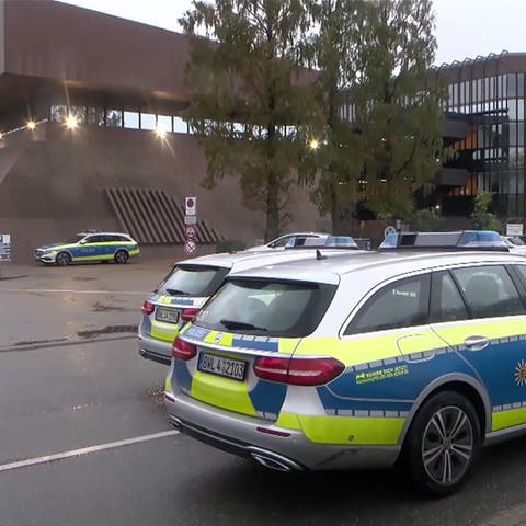 Polizeiautos vor Schulgebäude