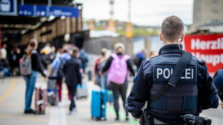 Ein Polizist steht am Hauptbahnhof in Stuttgart.