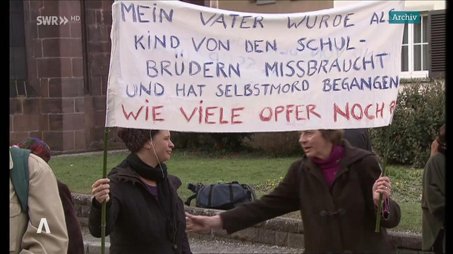 Zwei Frauen mit Plakat bei Demonstration (Foto: SWR)