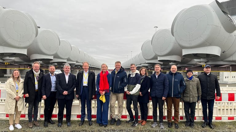 BW-Umweltministerin Thekla Walker (Grüne mit der Dänemark-Delegation im Hafen von Esbjerg vor Maschinenhäuser von Windkraftanlagen.