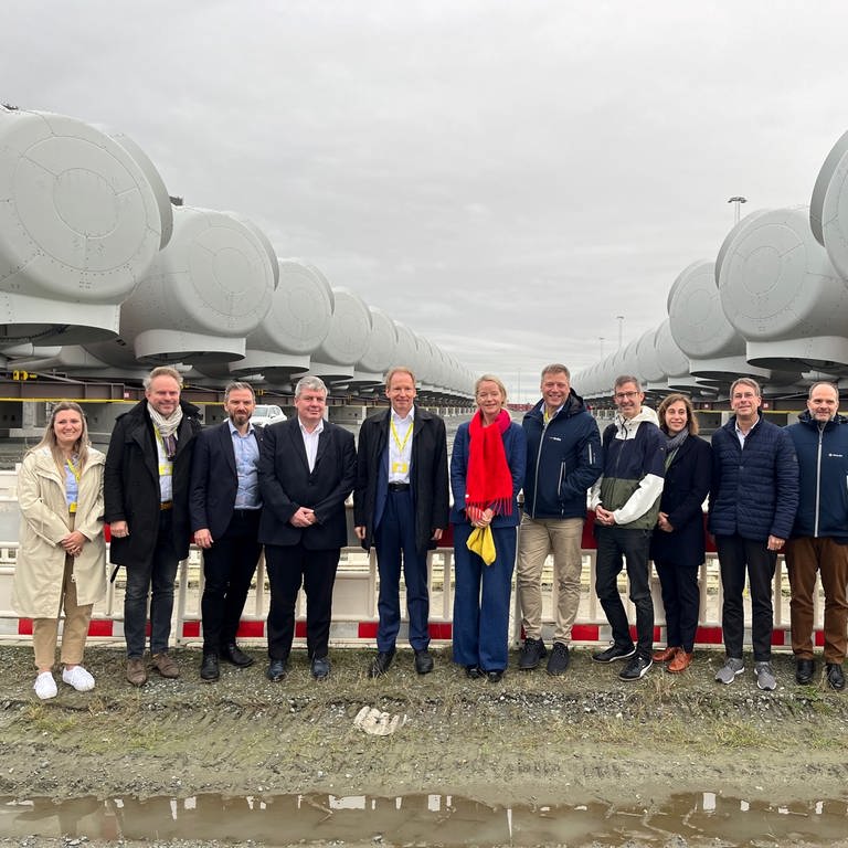 BW-Umweltministerin Thekla Walker (Grüne mit der Dänemark-Delegation im Hafen von Esbjerg vor Maschinenhäuser von Windkraftanlagen.