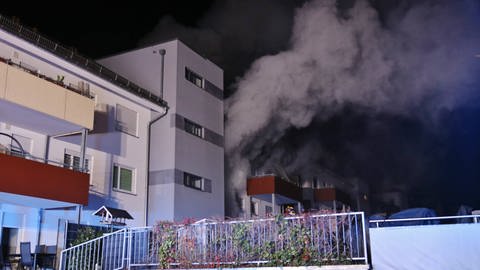 Rauchwolke steigt aus einem Wohnhaus