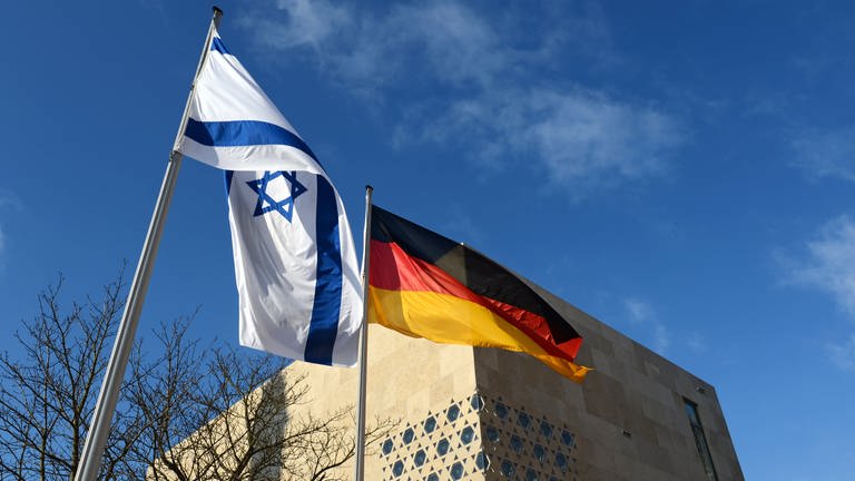 Eine israelische und deutsche Flagge (Foto: dpa Bildfunk, picture alliance / dpa | Felix Kästle)