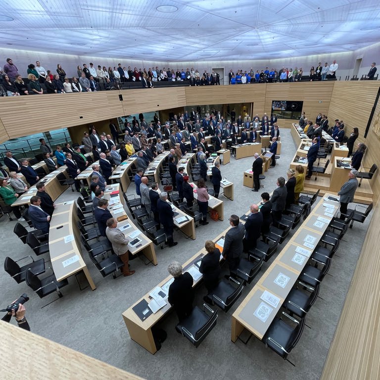 Abgeordnete und Besucher des Landtags von Baden-Württemberg stehen bei einer Schweigeminute für alle Opfer antisemitischer Verbrechen anlässlich einer Debatte zum Kampf gegen Antisemitismus im Plenarsaal in Stuttgart.  (Foto: dpa Bildfunk, picture alliance/dpa | David Nau)