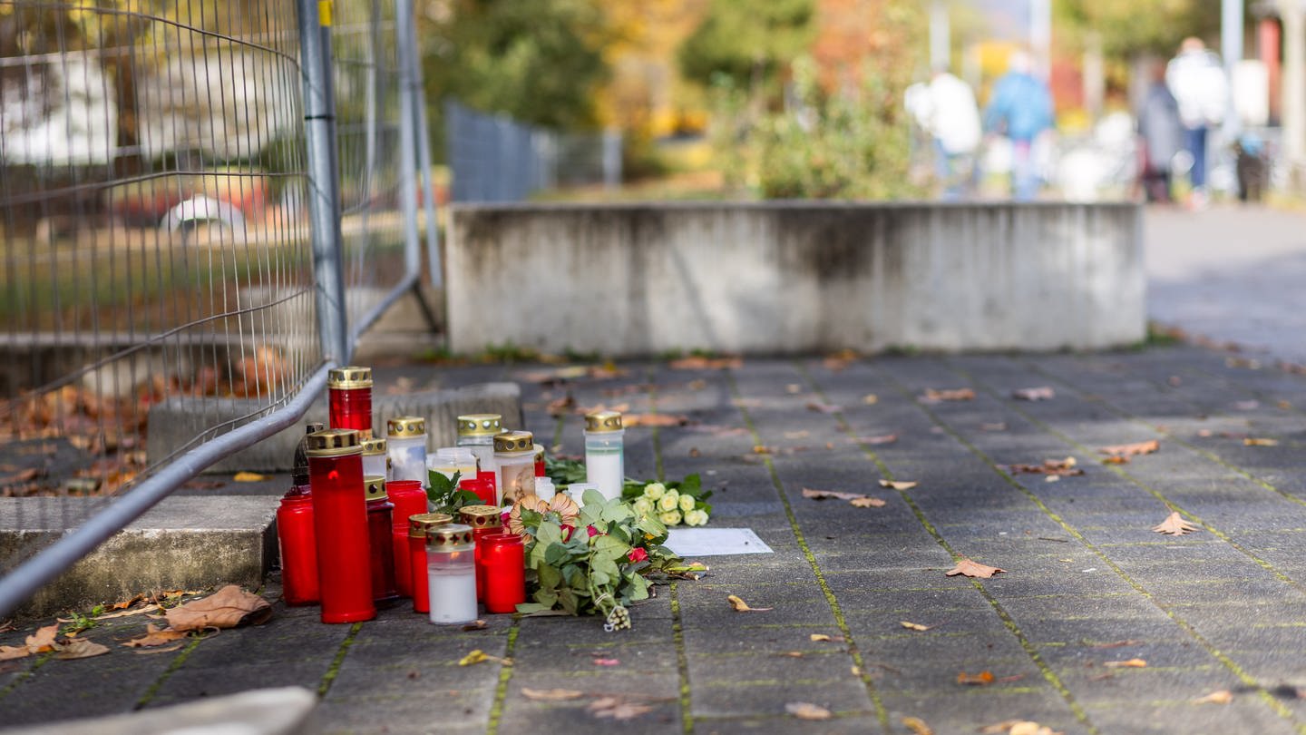 Blumen und Kerzen liegen vor der Schule in Offenburg, an der ein Schüler erschossen wurde. (Foto: dpa Bildfunk, picture alliance/dpa | Philipp von Ditfurth)