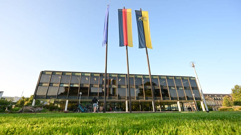Die Flaggen von Europa (l-r), Deutschland und Baden-Württemberg hängen vor dem Gebäude des Landtags. Bei der Landtagssitzung soll über die Beflaggung an Landesgebäuden gesprochen werden.