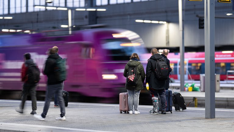 Reisende warten am Münchner Hauptbahnhof auf einen verspäteten Zug in Richtung Hamburg. Die Gewerkschaft Deutscher Lokomotivführer (GDL) hatte zu einem 20-stündigen Warnstreik bei der Deutschen Bahn AG aufgerufen.