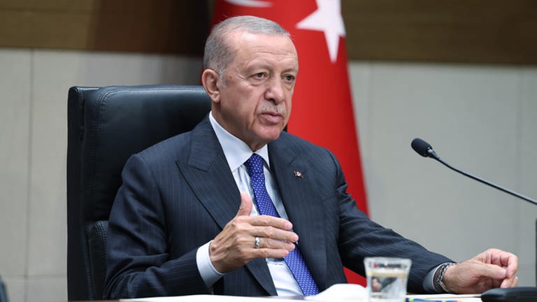 Recep Tayyip Erdogan, Präsident der Türkei, spricht bei einer Pressekonferenz am Flughafen Istanbul-Atatürk vor seiner Reise in die Golfstaaten. Vor dem Hintergrund der Wirtschaftskrise in der Türkei ist Präsident Recep Tayyip Erdogan zu einer Reise nach Saudi Arabien, Katar und in die Vereinigten Arabischen Emirate aufgebrochen.
